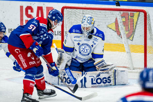 Oskarshamns Markus Nenonen och Leksands målvakt Mantas