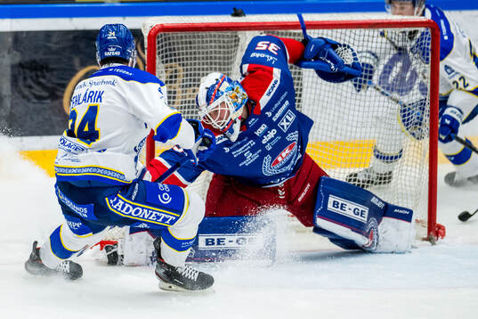Leksands Peter Cehlarik och Oskarshamns målvakt Emil Kruse