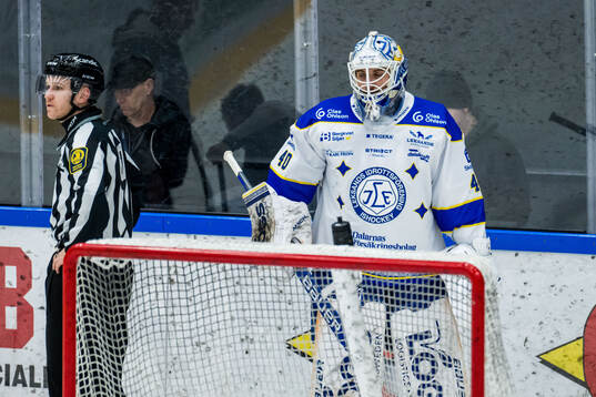Leksands målvakt Mantas Armalis lämnar planen