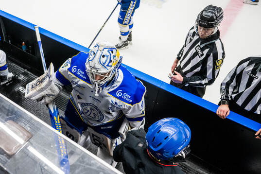 Leksands målvakt Mantas Armalis lämnar isen