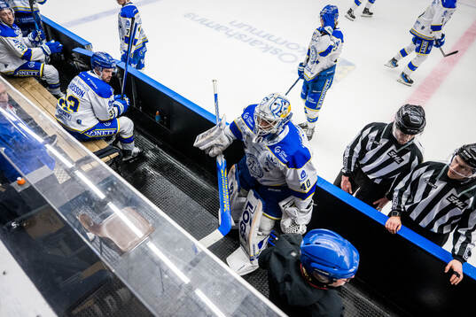 Leksands målvakt Mantas Armalis lämnar isen