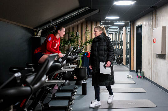 Elisabeth Terland and Gemma Grainger, head coach of Norway