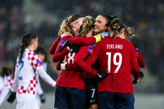 Frida Leonhardsen Maanum of Norway celebrates