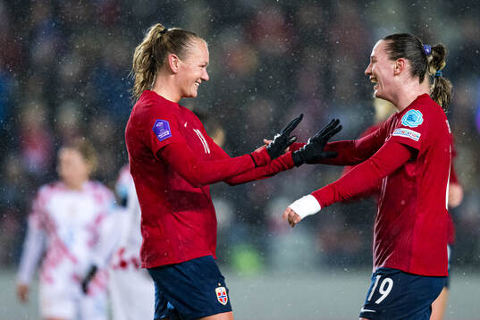 Frida Leonhardsen Maanum of Norway celebrates