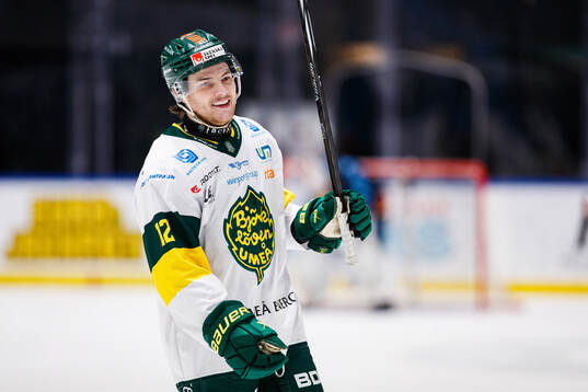 Björklövens Scott Pooley jublar