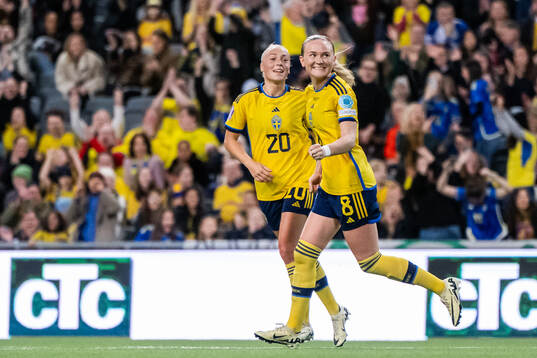 Hanna Bennison celebrates with Matilda Vinberg of Sweden