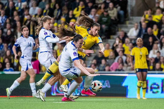 Rusul Rosa Kafaji of Sweden and Marija Milinkovic of Bosnia