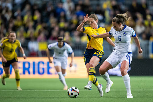 Anna Anvegård of Sweden and Melisa Hasanbegovic of Bosnia