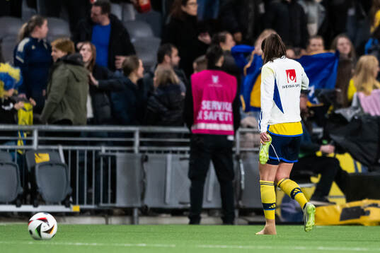 Pauline Hammarlund of Sweden with bandaged foot