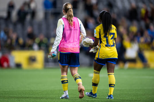 Anna Anvegård, with a banfaged foot, and Monica Jusu Bah