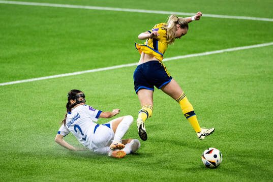 Ena Sabanagic of Bosnia and Herzegovina and Matilda Vinberg