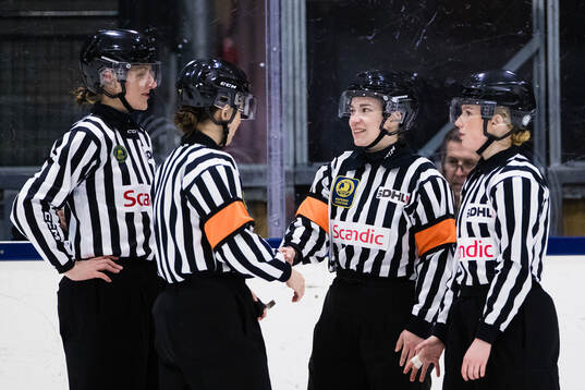 Linjedomare Jessica Lundgren (v), domare Sabina Küller