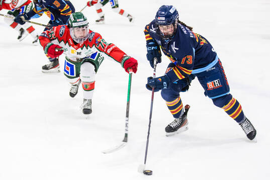 Frölundas Liliane Perreault och Djurgårdens Hana Haasova