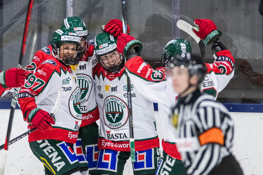 Frölundas Andrea Dalen jublar med lagkamrater