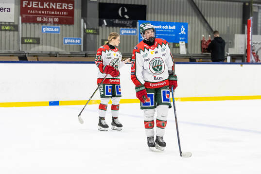 Frölundas Michelle Karvinen (v) och Linnéa Pettersson