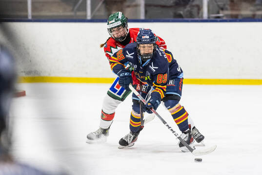 Frölundas Kaitlyn Yearwood och Djurgårdens Nicole Hall