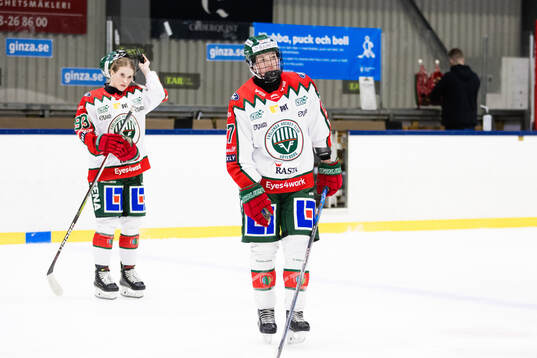 Frölundas Michelle Karvinen (v) och Linnéa Pettersson