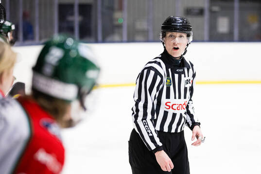Linjedomare Jessica Lundgren i samtal med Frölundas Andrea