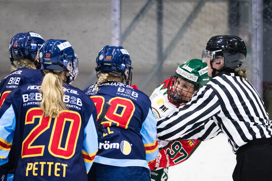 Frölundas Sofie Lundin i ett ruff med Djurgårdens Maria