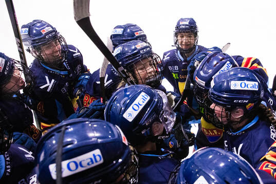 Djurgårdens Hana Haasova (h) jublar med lagkamrater