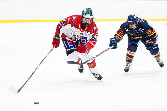 Frölundas Tuva Kandell och Djurgårdens Sara Säkkinen