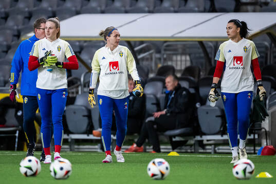 Goalkeepers Tove Enblom, Zecira Musovic and goalkeeper
