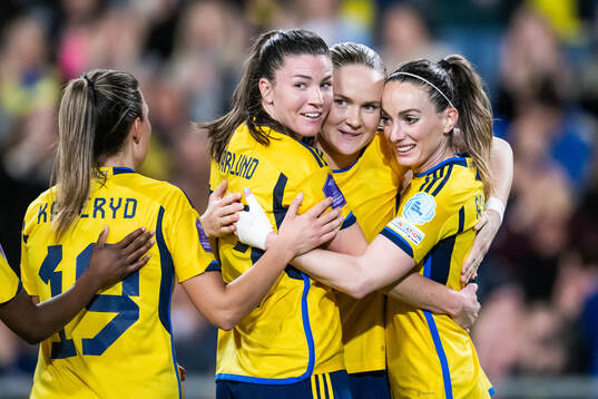 Pauline Hammarlund, Matilda Vinberg and Kosovare Asllani of