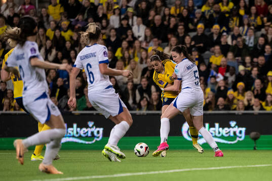 Rusul Rosa Kafaji of Sweden and Marija Milinkovic of Bosnia