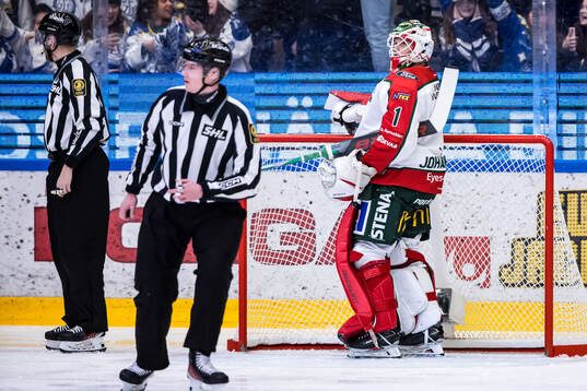 Frölundas målvakt Lars Johansson deppar