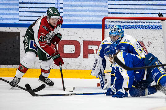 Frölundas Carl Klingberg och Leksands målvakt Filip