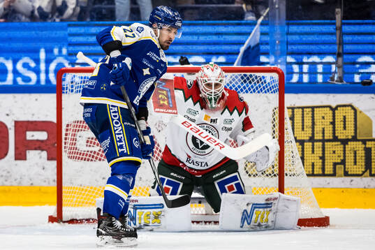 Leksands Marek Hrivik och Frölundas målvakt Frans Tuohimaa