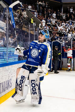 Leksands målvakt Filip Larsson jublar