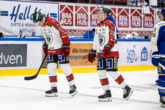 Frölundas Erik Borg och Frölundas Noah Hasa deppar