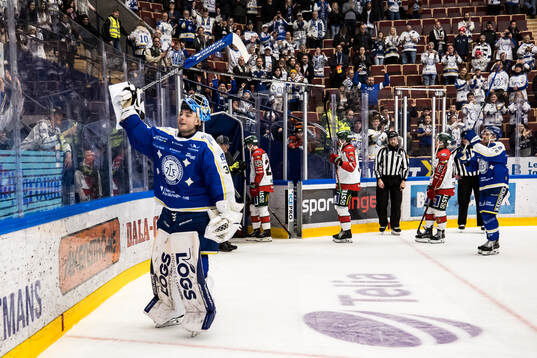 Leksands målvakt Filip Larsson jublar