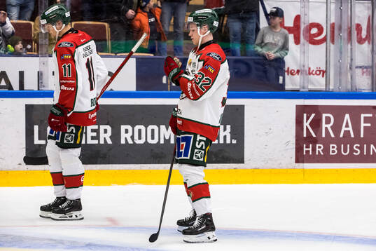 Frölundas Erik Borg och Frölundas Noah Hasa deppar