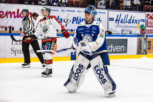 Leksands målvakt Filip Larsson jublar