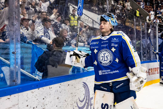 Leksands målvakt Filip Larsson jublar