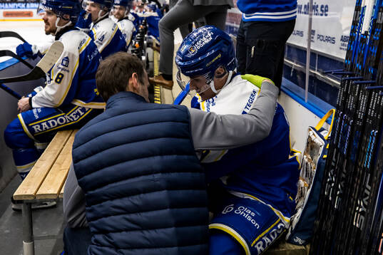 Leksands Jon Knuts ses över av Leksands läkare Enrico