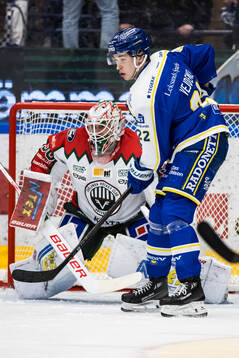 Leksands Lukas Vejdemo framför Frölundas målvakt Frans