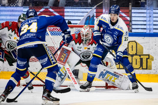 Leksands Lukas Vejdemo framför Frölundas målvakt Frans