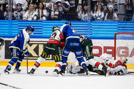 Leksands Justin Glenn Kloos och Frölundas målvakt Frans