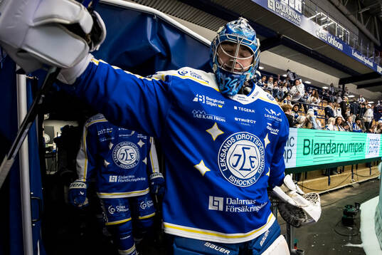 Leksands målvakt Filip Larsson innan ishockeymatchen i SHL