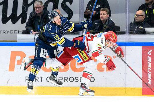 HV71s Isac Brännström och MoDos Niklas Folin