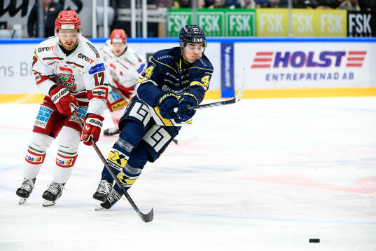 MoDos Riley Woods och HV71s Hugo Fransson