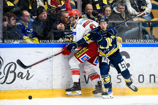 MoDos Daniel Brickley och HV71s Oscar Fisker Molgaard