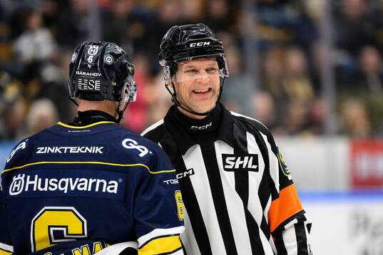 HV71s Anton Strålman pratar med domare Mikael Nord