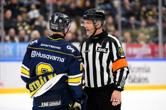 HV71s Anton Strålman pratar med domare Mikael Nord