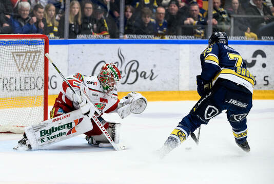 MoDos målvakt Lassi Lehtinen och HV71s Nicholas Shore