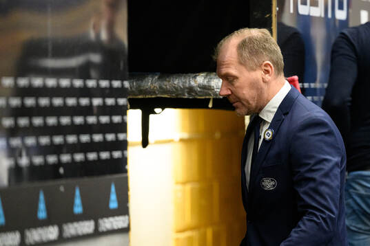 HV71s tränare Johan Lindbom deppar