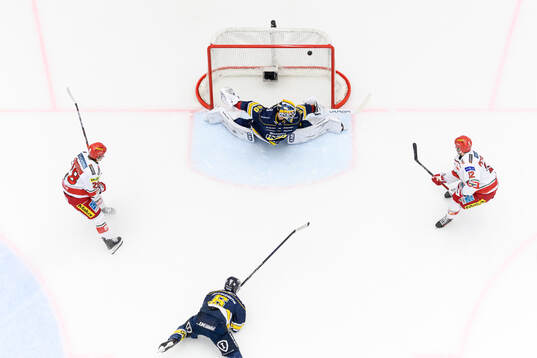 MoDos Oscar Pettersson gör 0-2 bakom HV71s målvakt